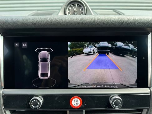 Certified 2025 Porsche Macan AWD/4WD image 37