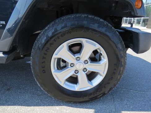 Used 2017 Jeep Wrangler Unlimited Sahara w/ Quick Order Package 24E Chief AWD/4WD image 10