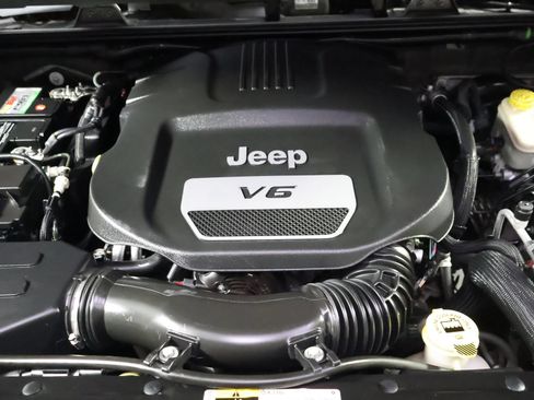 Used 2014 Jeep Wrangler Unlimited Sahara w/ Max Tow Package AWD/4WD image 20