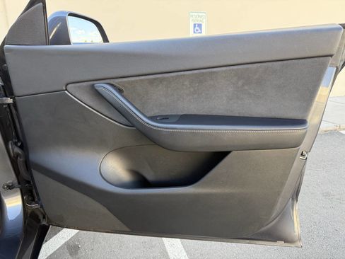 Used 2021 Tesla Model Y Long Range AWD/4WD image 26