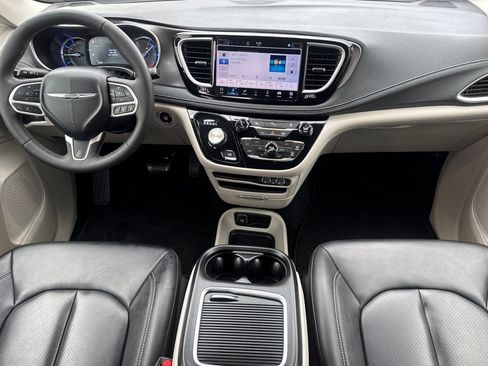 Used 2024 Chrysler Pacifica Select image 4