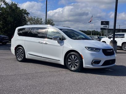 Used 2021 Chrysler Pacifica Limited w/ Uconnect Theater Family Group