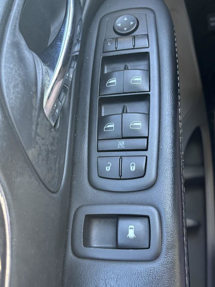 Used 2014 Chrysler Town & Country Touring-L w/ Driver Convenience Group FWD image 15