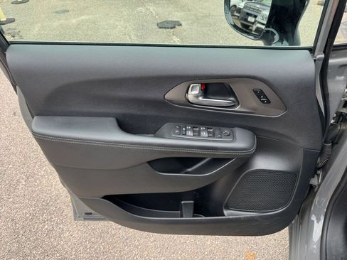 Used 2025 Chrysler Pacifica Select image 18