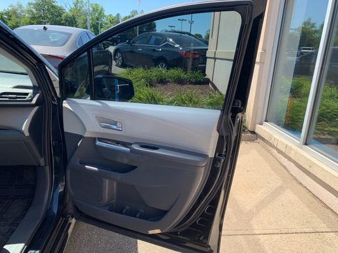 Used 2022 Toyota Sienna XLE AWD/4WD image 31