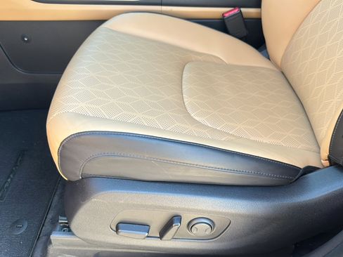 Used 2024 Kia Carnival LX image 15