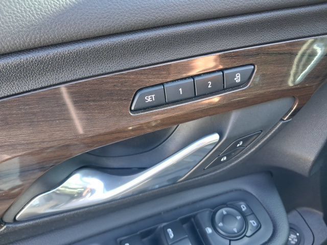 Used 2020 GMC Terrain Denali w/ Denali Premium Package AWD/4WD image 13