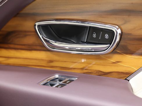 Used 2023 Bentley Bentayga Extended Wheelbase AWD/4WD image 99