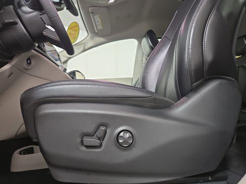 Certified 2024 Chrysler Pacifica Touring-L FWD image 30