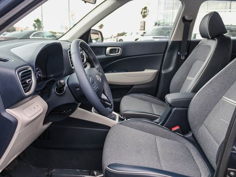 Used 2020 Hyundai Venue image 19