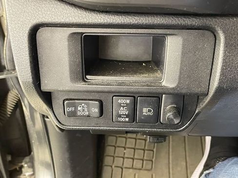 Used 2018 Toyota Tacoma TRD Off-Road w/ Technology Package AWD/4WD image 11