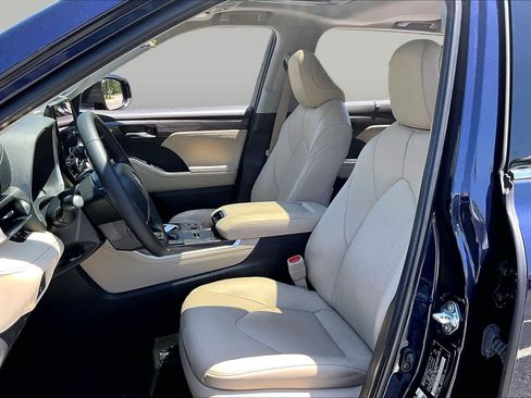 Used 2023 Toyota Highlander Limited FWD image 8