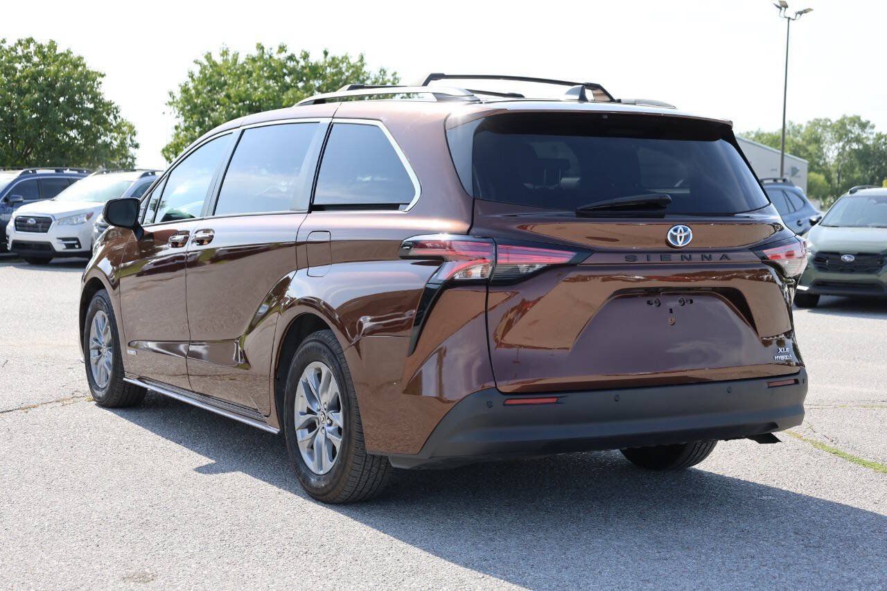 Used 2021 Toyota Sienna XLE FWD image 11