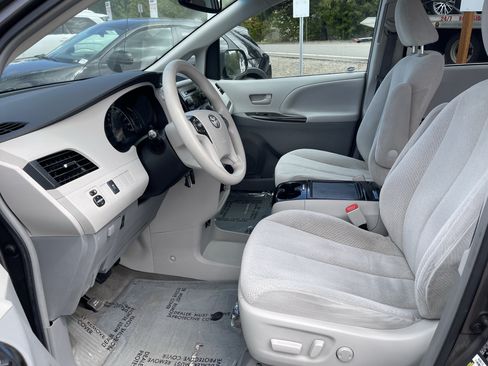 Used 2013 Toyota Sienna LE w/ Towing Pkg FWD image 11