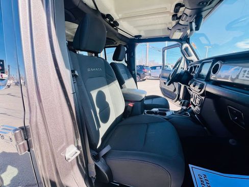 Used 2018 Jeep Wrangler Unlimited Sahara w/ Uconnect 4C Nav & Sound Group image 39