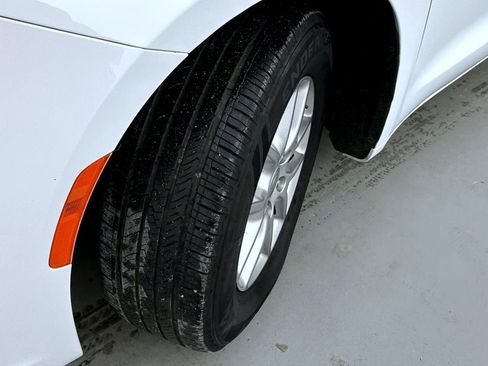 Used 2024 Chrysler Pacifica Touring-L FWD image 23