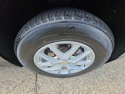 Used 2023 Chevrolet Equinox LT FWD image 36