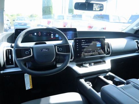 New 2025 Ford Expedition Active image 2