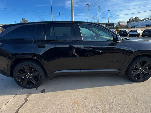 Used 2024 Jeep Wagoneer Launch Edition image 7