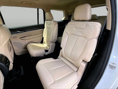 Used 2022 Jeep Grand Cherokee L Limited AWD/4WD image 16