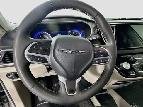 Used 2024 Chrysler Pacifica Touring-L FWD image 11