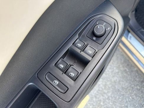 Used 2025 Volkswagen Taos SE FWD image 21