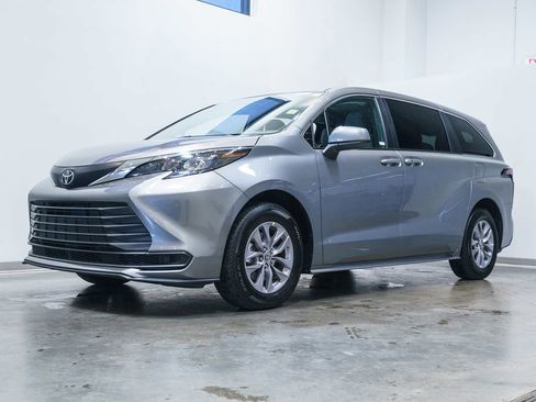 Certified 2026 Toyota Sienna LE FWD image 3