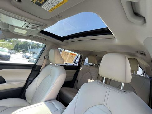 Used 2024 Toyota Highlander XLE FWD image 25