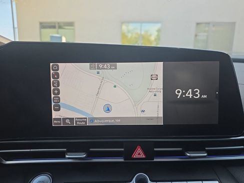 Used 2022 Hyundai Elantra Limited w/ Preferred Accessory Package FWD image 19
