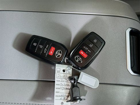 Used 2025 Toyota Highlander XLE image 33