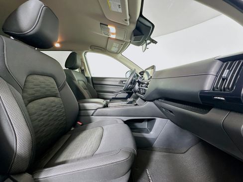 Used 2025 Nissan Pathfinder SV FWD image 32