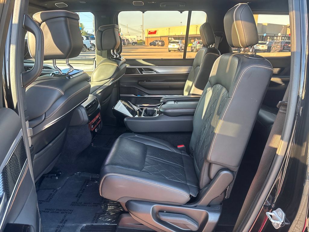 Used 2022 Jeep Grand Wagoneer Series III AWD/4WD image 31