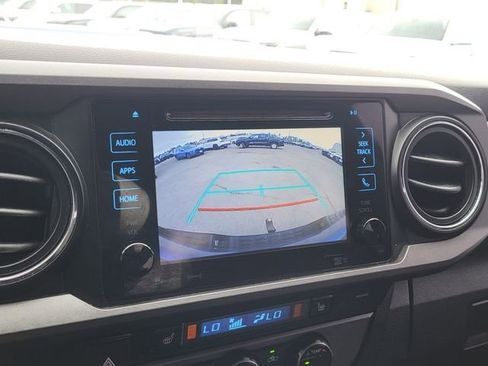 Used 2017 Toyota Tacoma TRD Sport AWD/4WD image 16