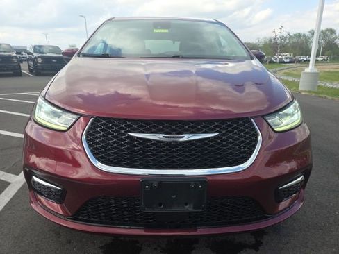 Used 2023 Chrysler Pacifica Touring-L FWD image 3