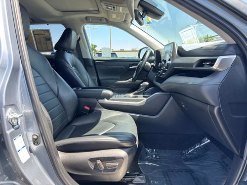 Used 2022 Toyota Highlander XLE image 25