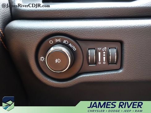 Used 2023 Chrysler Pacifica Pinnacle FWD image 31
