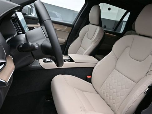 New 2026 Volvo XC90 B6 Core image 9