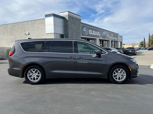 Used 2023 Chrysler Pacifica Touring-L image 8