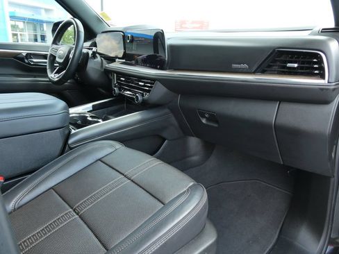 Certified 2025 Chevrolet Suburban High Country AWD/4WD image 15