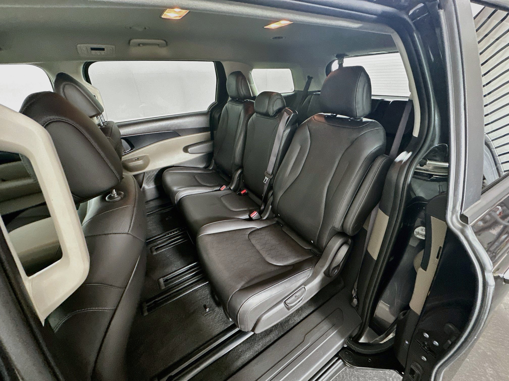 Used 2026 Kia Carnival FWD image 28