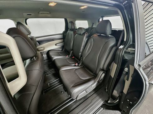 Used 2026 Kia Carnival FWD image 28