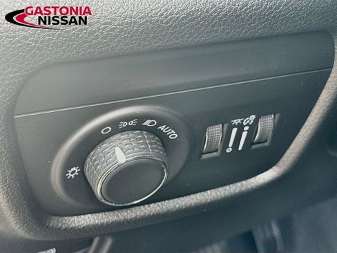 Used 2023 Jeep Grand Cherokee Laredo AWD/4WD image 13