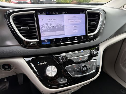 Used 2024 Chrysler Pacifica Touring-L image 8