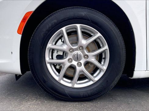 Certified 2024 Chrysler Pacifica Touring-L FWD image 9