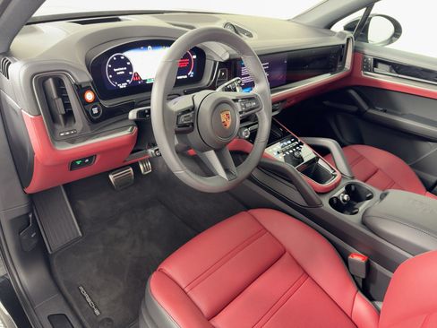 Used 2025 Porsche Cayenne Coupe AWD/4WD image 4