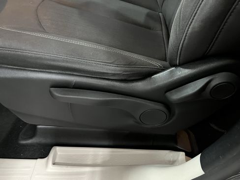 Used 2020 Chrysler Voyager L image 17