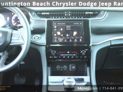 Used 2023 Jeep Grand Cherokee Laredo image 16