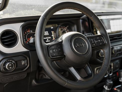 Used 2024 Jeep Gladiator Sport image 10