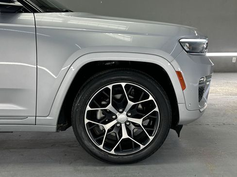 Used 2023 Jeep Grand Cherokee Summit AWD/4WD image 11
