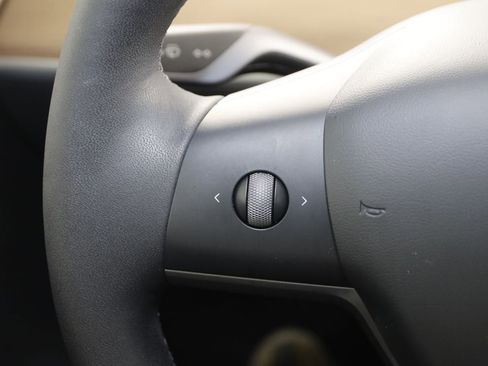 Used 2023 Tesla Model Y Long Range image 31